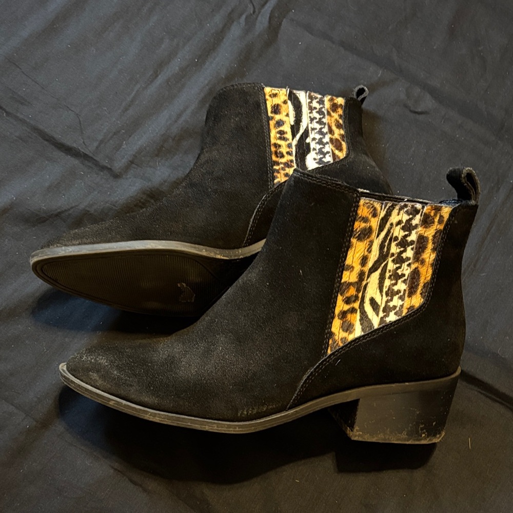 Women’s Crown Vintage Boots Booties Black Animal Print Size 8.5 Suede EUC Heel
